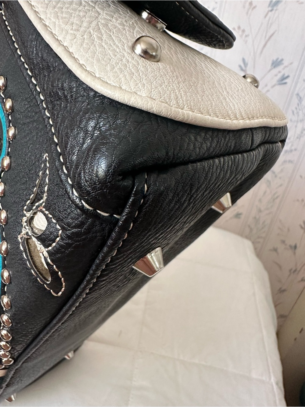 P & G Western-inspired Rhinestone Cross Concealed Carry Shoulder Bag - Picture 13 of 16
